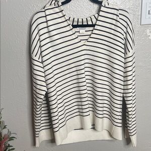 Avantlook black and White V-Neck Sweater size XL